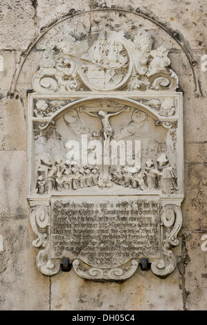 Plaque de décharge avec Jésus sur la croix, la cathédrale Saint-Pierre, Regensburg, Haut-Palatinat, en Bavière Banque D'Images