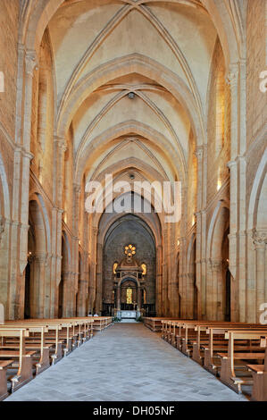 L'intérieur, autel avec ciborium, nef de l'église abbatiale de l'abbaye bénédictine de Casamari, abbaye de Casamari Banque D'Images