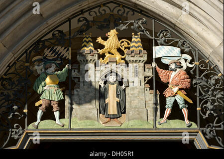 Grille en fer forgé avec le Muenchner Kindl à la porte d'entrée, nouvel hôtel de ville, La Place Marienplatz, Munich, Haute-Bavière, Bavière Banque D'Images