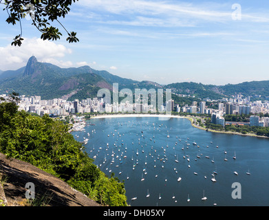 Rio de Janeiro, Brésil, Amérique du Sud - vue aérienne de la ville et le port dans la baie de Guanabara / Ba'a da Guanabara Banque D'Images