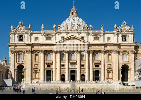 La Basilique St Pierre, Piazza San Pietro, la Place Saint Pierre, état de la Cité du Vatican, Italie Banque D'Images