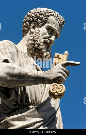 Statue monumentale de l'Apôtre Saint Pierre en face de la Basilique Saint Pierre, Piazza San Pietro, la Place Saint Pierre Banque D'Images