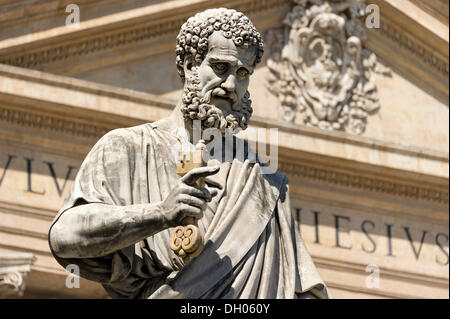 Statue monumentale de l'Apôtre Saint Pierre en face de la Basilique Saint Pierre, Piazza San Pietro, la Place Saint Pierre Banque D'Images