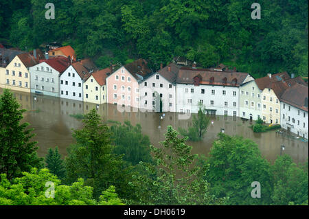 Rangée de maisons inondées sur Freyunger Strasse, une rue le long de la rivière Ilz, lors des inondations le 3 juin 2013, Passau Banque D'Images