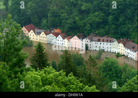 Rangée de maisons inondées sur Freyunger Strasse, une rue le long de la rivière Ilz, lors des inondations le 3 juin 2013, Passau Banque D'Images