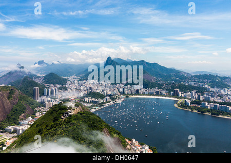 Vue aérienne de la ville et le port de Rio de Janeiro au Brésil à partir de la télécabine sur Sugarloaf Mountain Banque D'Images