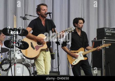 Tom Barman et Mauro Pawlowski de groupe de rock belge dEUS fonctionne à un jour parfait Festival (C) 2012 Banque D'Images