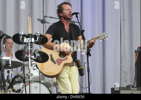 Tom Barman du groupe de rock belge dEUS fonctionne à un jour parfait Festival (C) 2012 Banque D'Images