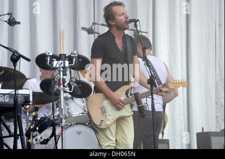 Tom Barman du groupe de rock belge dEUS fonctionne à un jour parfait Festival (C) 2012 Banque D'Images