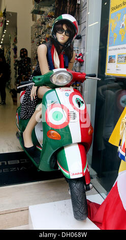 Mannequin assis sur une Vespa dans un magasin entrée privée, Fontana di Trevi, Rome, Latium, Italie Banque D'Images