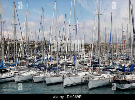 Voiliers dans le port, Barcelone, Catalogne, Espagne Banque D'Images