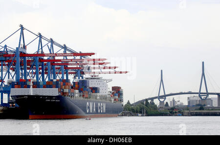 Chargement de conteneurs sur un navire, Koehlbrandbruecke bridge, Hambourg Banque D'Images