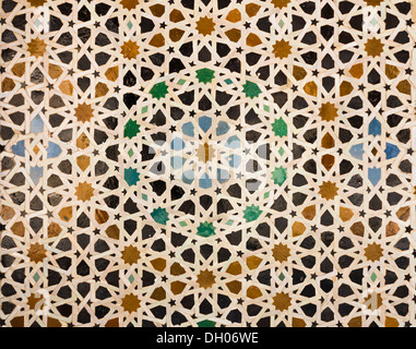 Motif Oriental Mosaïque de carreaux dans une mosquée au Maroc formant des cercles concentriques Banque D'Images