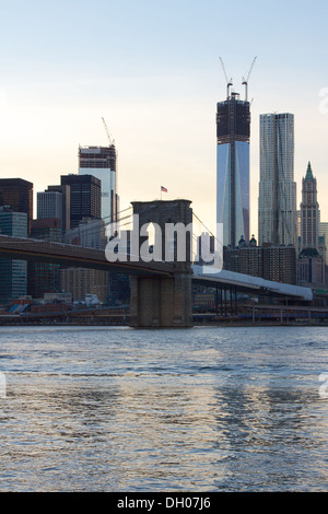 Pont de Brooklyn à l'échafaudage de la tour et Gehry Tower côte à côte dans New York, NY, USA au crépuscule en octobre 2012. Banque D'Images