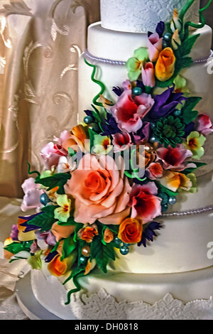 Gâteau de mariage spécialement décorée avec des fleurs comestibles. Banque D'Images