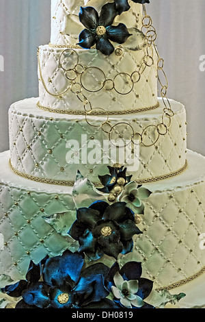 Gâteau de mariage spécialement décorée avec des fleurs comestibles. Banque D'Images