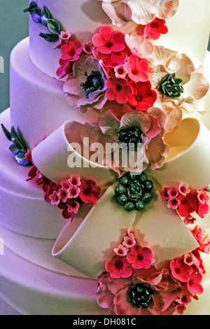 Gâteau de mariage spécialement décorée avec des fleurs comestibles. Banque D'Images