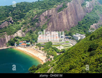 Rio de Janeiro, vue aérienne des bâtiments de la Praca Général Tiburcio, le Brésil à côté d'une plage Banque D'Images