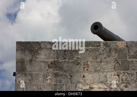 Canon historique sur les remparts de Fort Montagu, Nassau, Bahamas. Banque D'Images