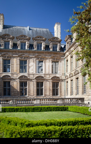 La lumière du soleil du matin dans le jardin de l'Hôtel de Sully dans le quartier du Marais, Paris France Banque D'Images