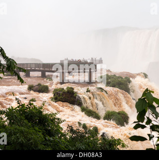 La rivière gonflée d'inondation menant aux célèbres chutes d'Iguaçu sur frontière entre le Brésil et l'Argentine Banque D'Images