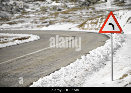 La courbe de gauche signe sur une route de montagne Banque D'Images
