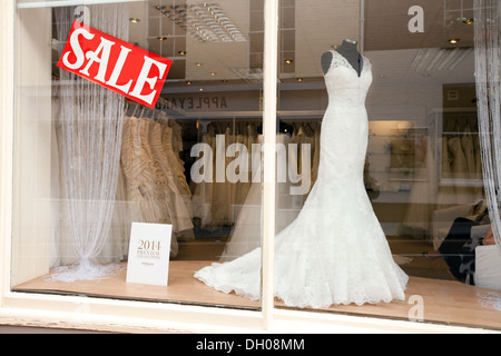 Vente panneau dans un mariage bridalwear vitrine, Norwich, Norfolk, UK Banque D'Images