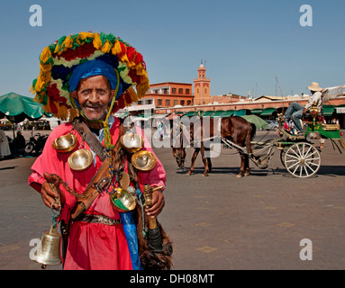 Vendeur d'eau marocain en costume traditionnel place Jamaa el Fna place du marché de la médina de Marrakech Maroc ( vieille ville ) Banque D'Images