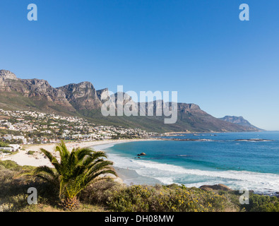 Plage de Camps Bay Cape Town avec la Montagne de la table en arrière-plan, la côte de l'Afrique du Sud Banque D'Images
