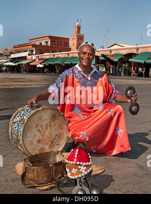 Musicien dans le traditionnel berbère est un Jamaa el Fna square et de la place du marché de la médina de Marrakech (vieille ville) Maroc Banque D'Images