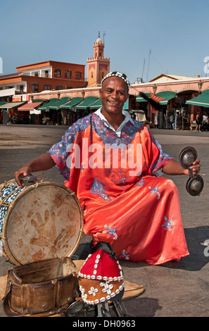 Musicien dans le traditionnel berbère est un Jamaa el Fna square et de la place du marché de la médina de Marrakech (vieille ville) Maroc Banque D'Images