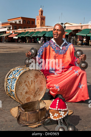 Musicien dans le traditionnel berbère est un Jamaa el Fna square et de la place du marché de la médina de Marrakech (vieille ville) Maroc Banque D'Images