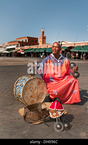 Musicien dans le traditionnel berbère est un Jamaa el Fna square et de la place du marché de la médina de Marrakech (vieille ville) Maroc Banque D'Images