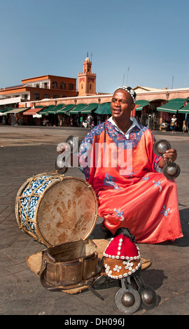 Musicien dans le traditionnel berbère est un Jamaa el Fna square et de la place du marché de la médina de Marrakech (vieille ville) Maroc Banque D'Images