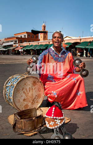 Musicien dans le traditionnel berbère est un Jamaa el Fna square et de la place du marché de la médina de Marrakech (vieille ville) Maroc Banque D'Images