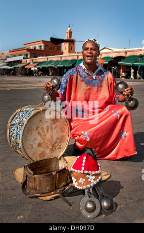 Musicien dans le traditionnel berbère est un Jamaa el Fna square et de la place du marché de la médina de Marrakech (vieille ville) Maroc Banque D'Images