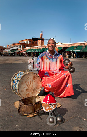 Musicien dans le traditionnel berbère est un Jamaa el Fna square et de la place du marché de la médina de Marrakech (vieille ville) Maroc Banque D'Images