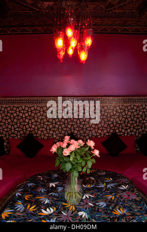 Maroc Marrakech Riad Pub Bar Restaurant Fleurs Romantique Banque D'Images