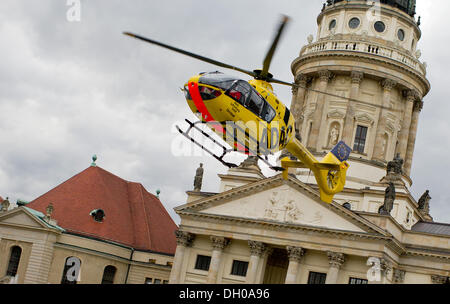 Berlin, Allemagne. 28 Oct, 2013. Un hélicoptère d'urgence commence à partir de la Gendarmenmarkt à Berlin, Allemagne, 28 octobre 2013. L'hélicoptère s'est pour une personne blessée dans un accident près de la place. Photo : Tim Brakemeier/dpa/Alamy Live News Banque D'Images