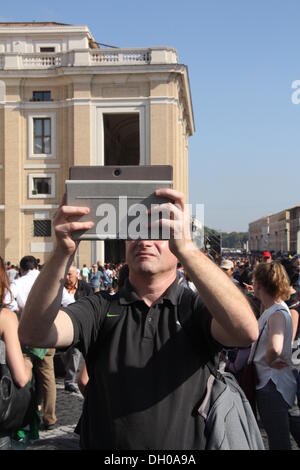 Rome, Italie. 27 Oct, 2013. Le Pèlerinage International des familles à Saint Peter's square, Vatican, Rome Italie © Gari Wyn Williams/Alamy Live News Banque D'Images