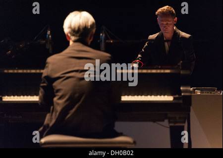 Alva Noto et Ryuichi Sakamoto effectuer à l'Auditorium Parco della Musica pendant Summvs tour 2013. Banque D'Images