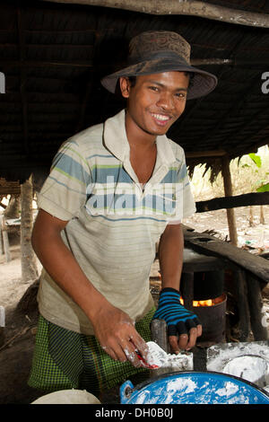 Jeune homme au cours de la production de riz nouilles, Siem Reap, la Province de Siem Reap, Cambodge Banque D'Images