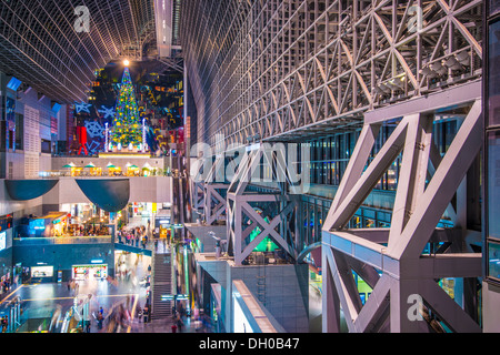 - 21 novembre : KYOTO Kyoto Station main hall le 21 novembre 2012 à Kyoto, JP. C'est le deuxième plus grand bâtiment de la gare. Banque D'Images