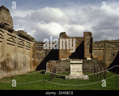 L'Italie. Pompéi. Temple de Vespasien. Autel représentant une scène de sacrifice. Banque D'Images