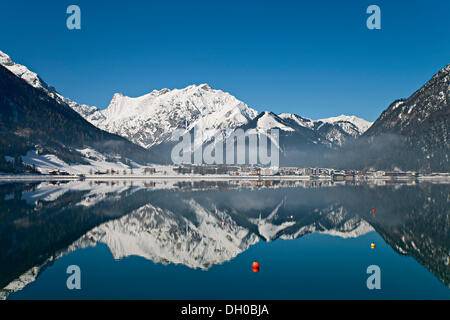 En hiver, le lac Achensee Pertisau et les montagnes du Karwendel à Pertisau, dos, Achensee, Tyrol, Autriche Banque D'Images