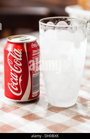 Coca Cola peut et verre Banque D'Images