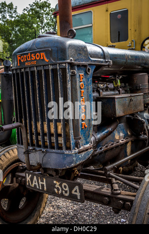 Vieux classique tracteur Fordson Major, KAH394, sur l'affichage à l'Whitwell & Reepham Steam Railway Museum, Norfolk, Royaume-Uni. Banque D'Images