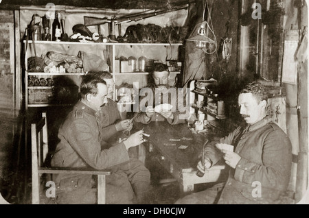 Les soldats d'infanterie allemande, 60e Régiment d'infanterie prussienne cartes à jouer dans un abri, la Première Guerre mondiale, autour de 1916, unbekannt Banque D'Images