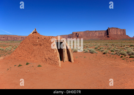 Hogan Navajo, une résidence traditionnelle, Monument Valley, Utah, United States Banque D'Images