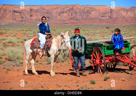 Famille d'Indiens Navajo avec un cheval et un chariot, Monument Valley, Utah, United States Banque D'Images